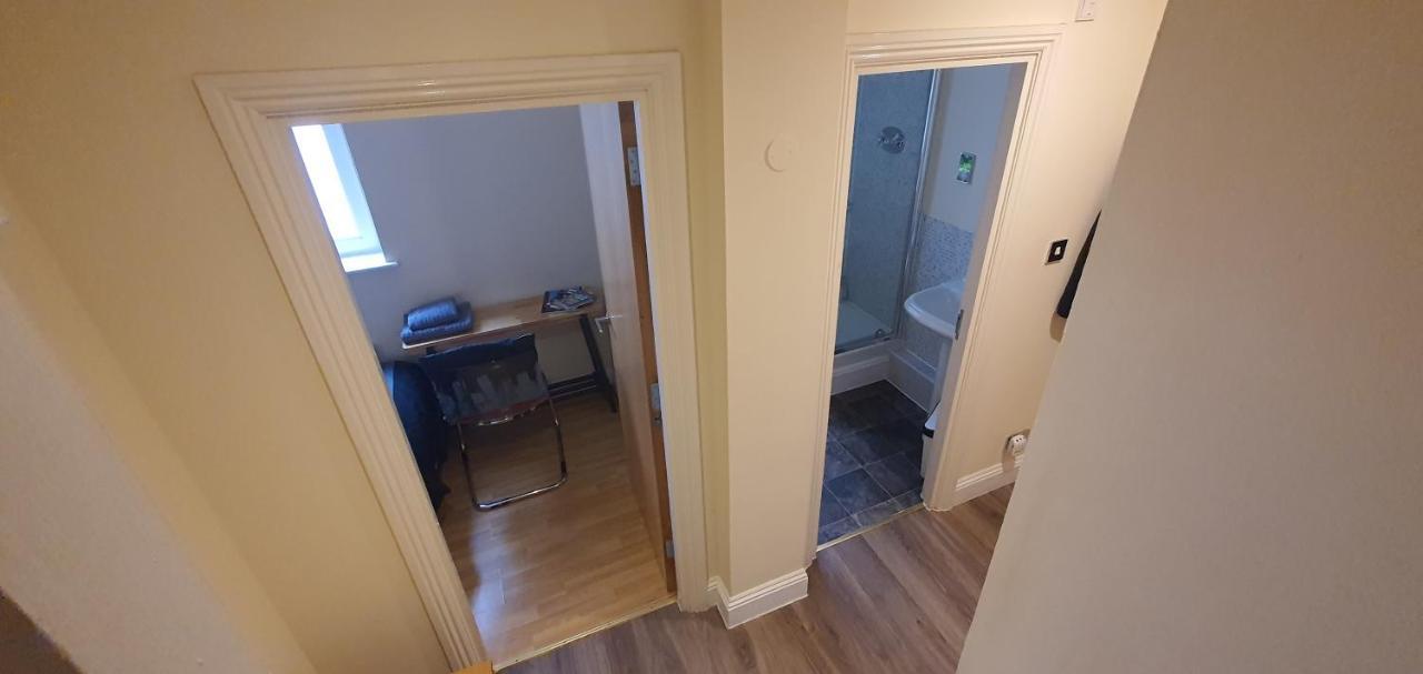 Double Room&Private Bath Near The Square Mile 런던 외부 사진